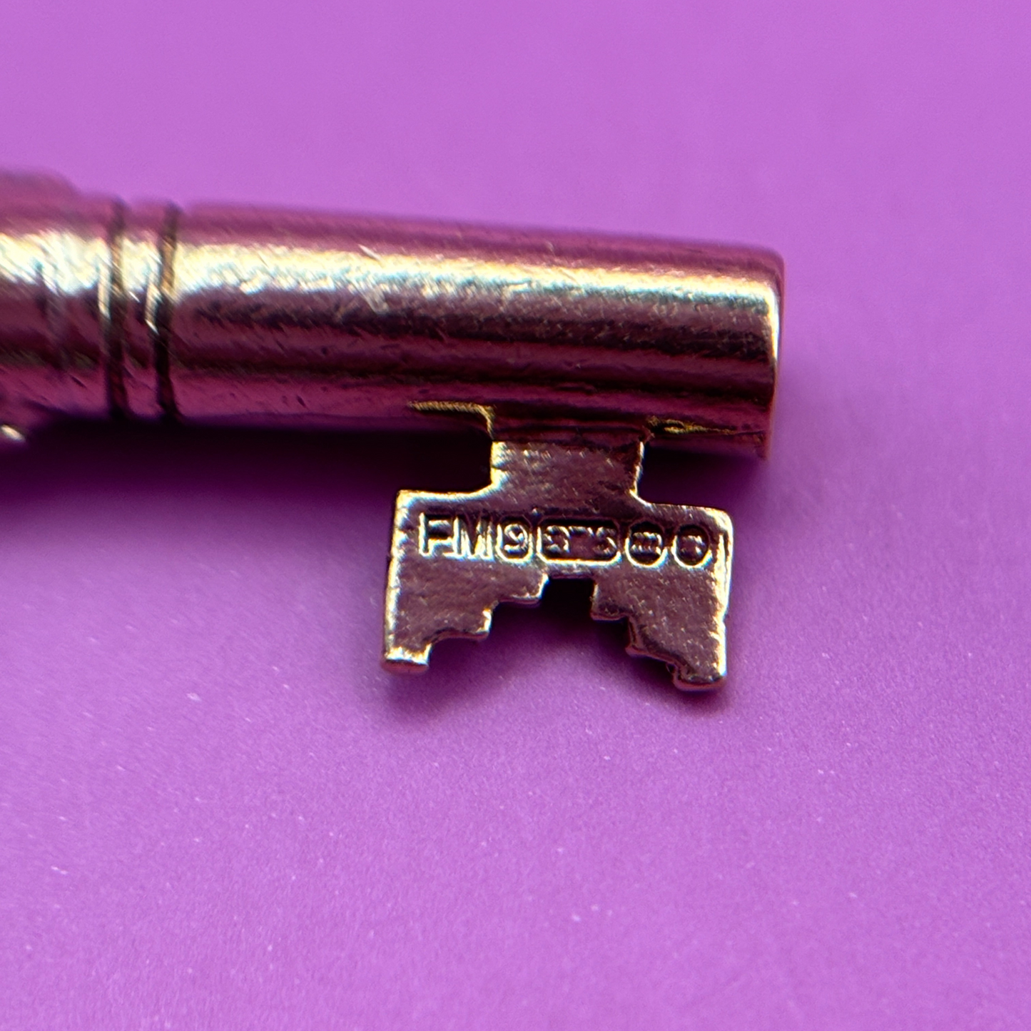 9k 21 oldey timey key charm