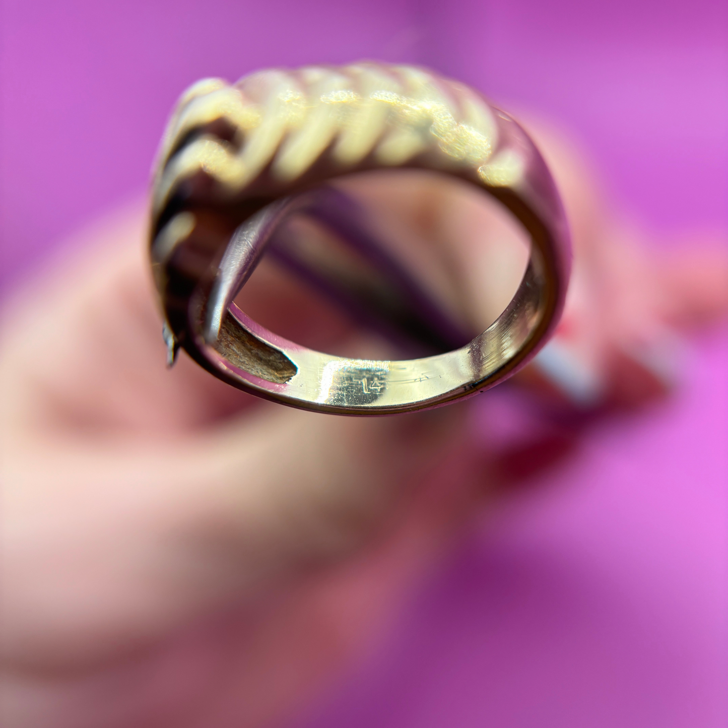 14k ridged band with overlapped fan
