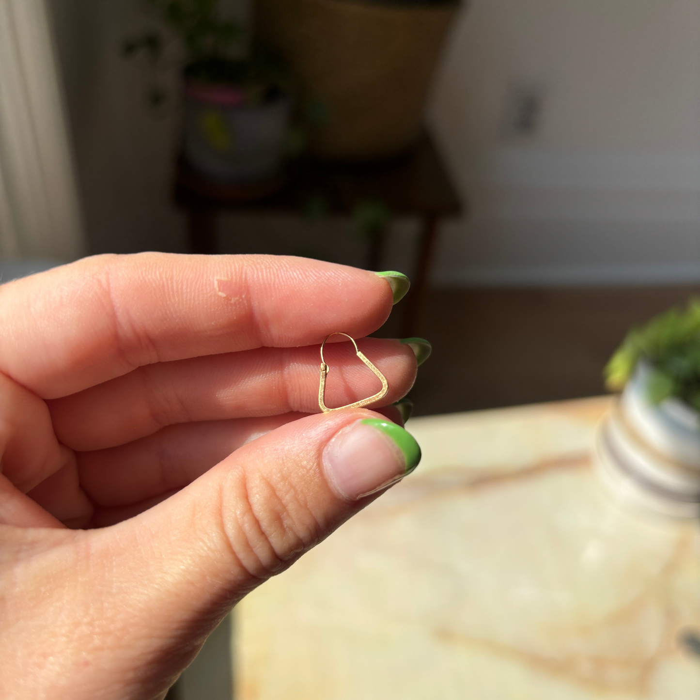 18k triangle huggie single earring