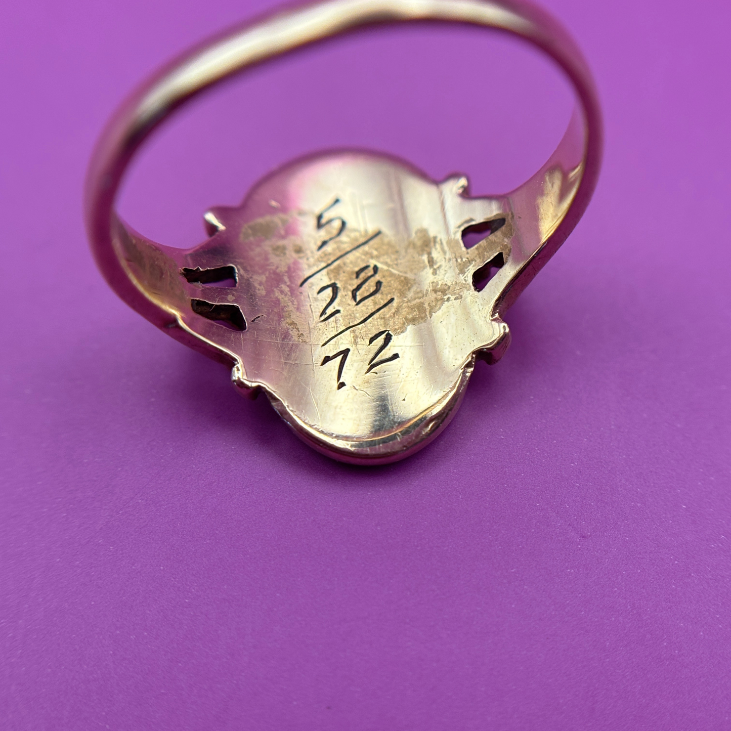 14k oval signet with twisted shoulders sz5.25