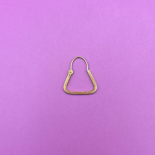 18k triangle huggie single earring