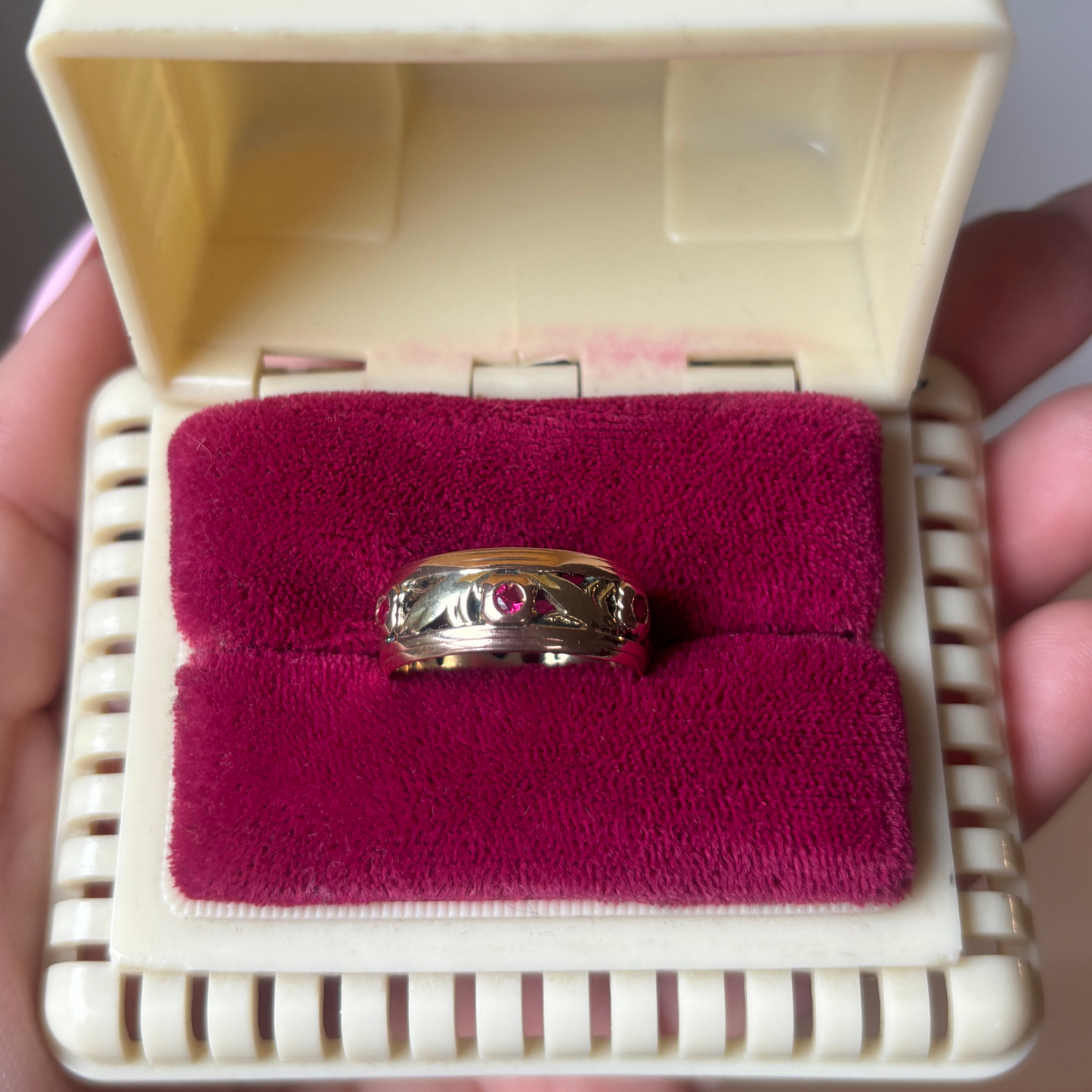 14k 40s patterned band with rubies