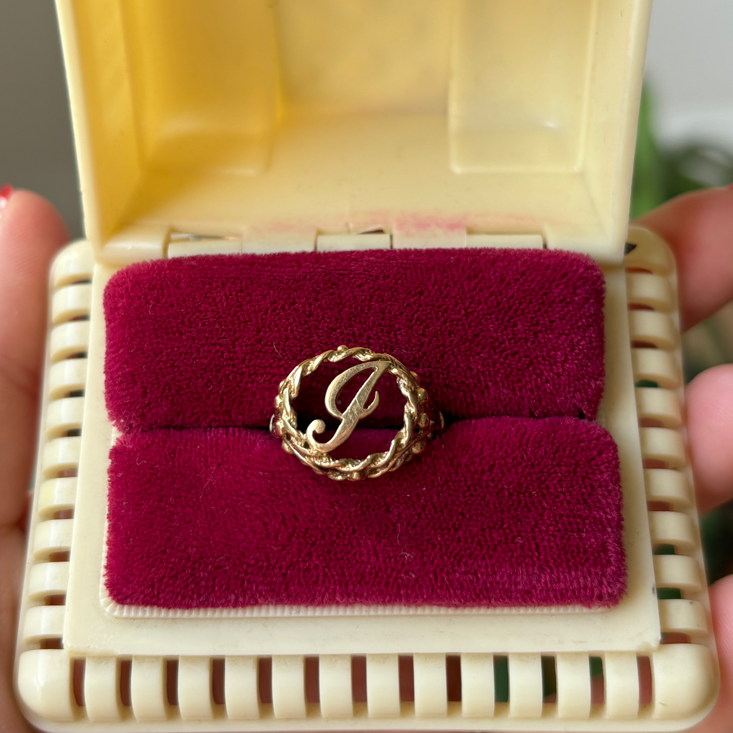 14k letter J in a circle ring