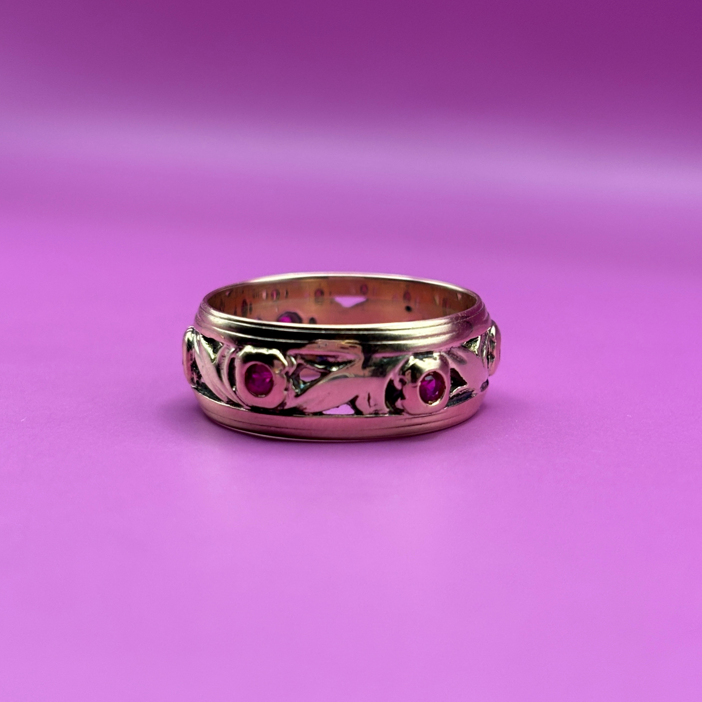 14k 40s patterned band with rubies