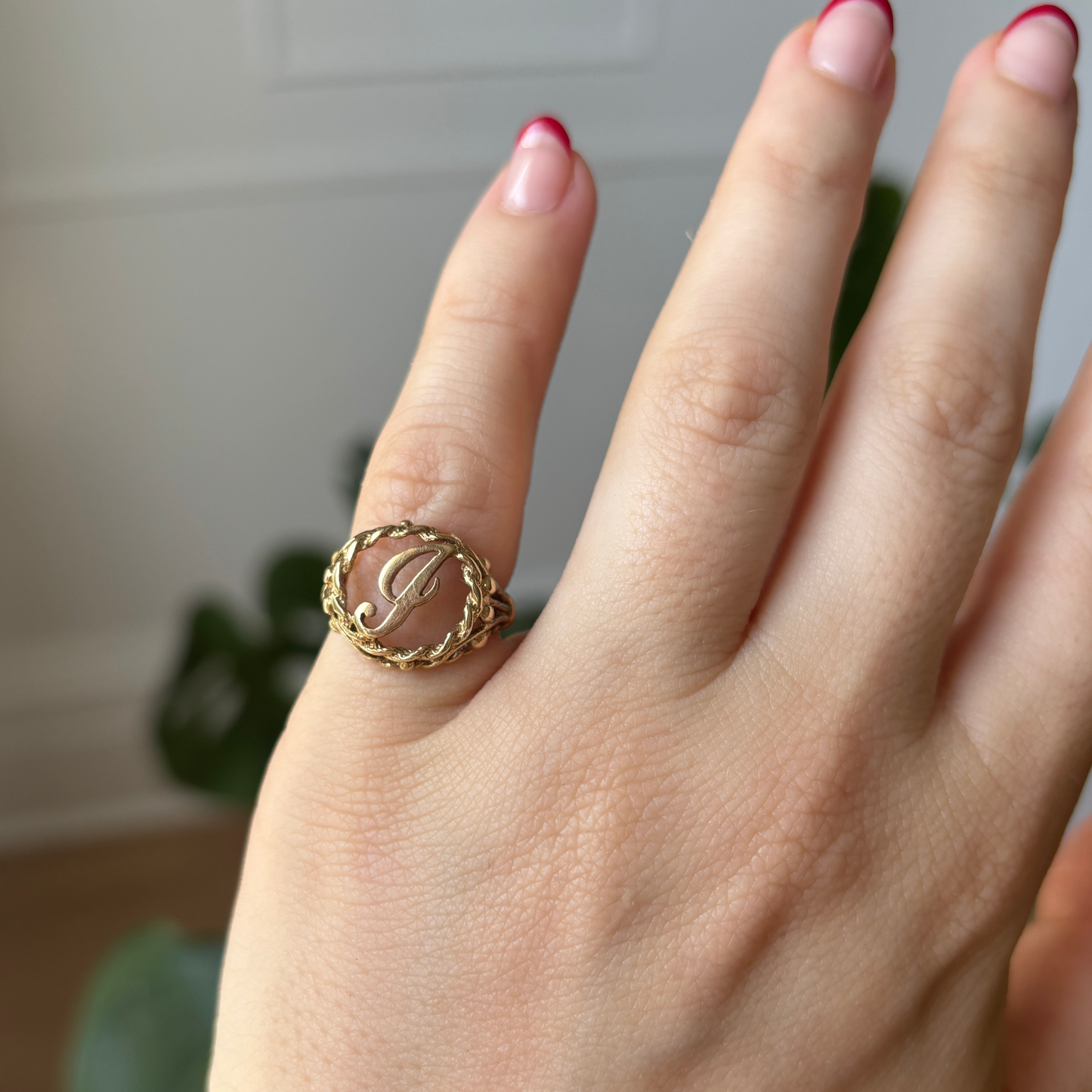 14k letter J in a circle ring