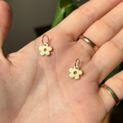 18k retro flower mini charm