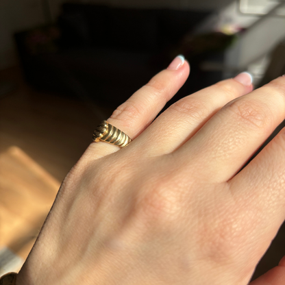14k ridged band with overlapped fan