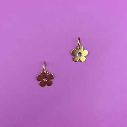 18k retro flower mini charm