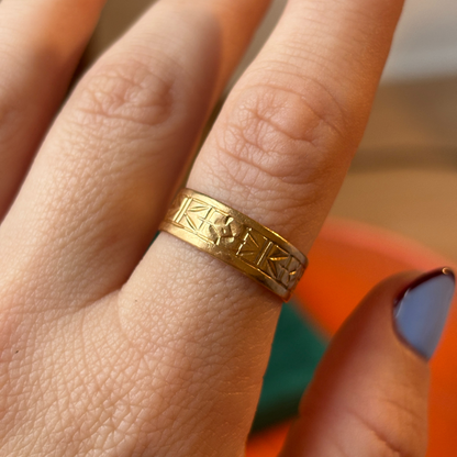 18k patterned band with flowers