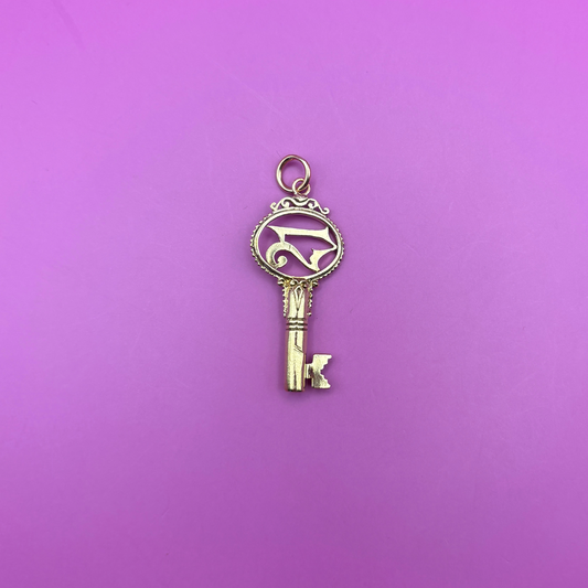 9k 21 oldey timey key charm