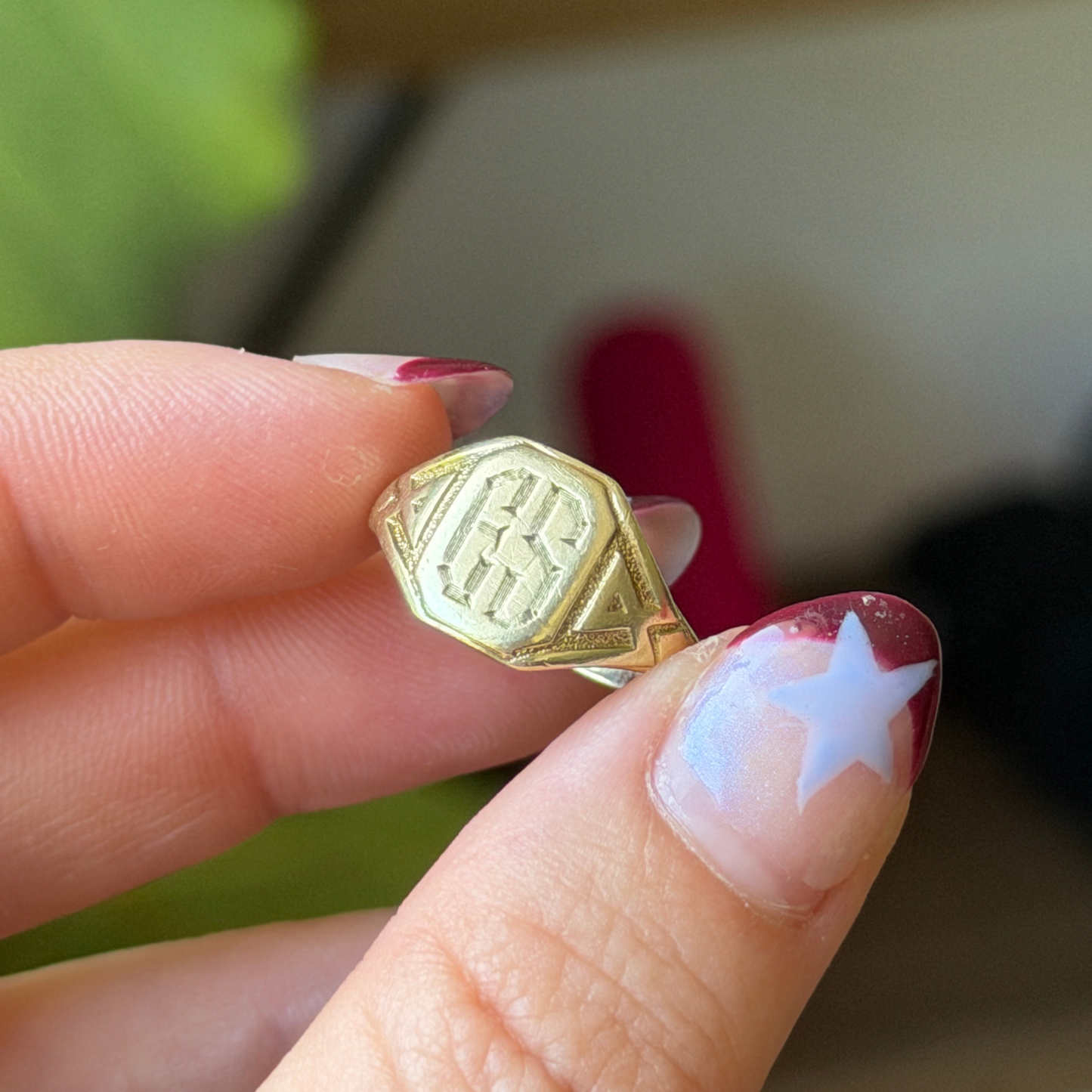 14k ES signet with geometric shoulders