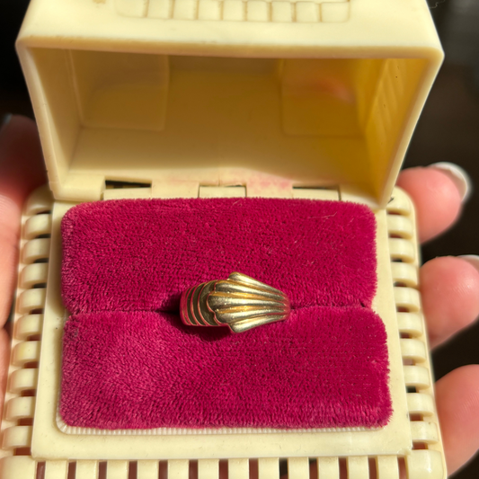 14k ridged band with overlapped fan