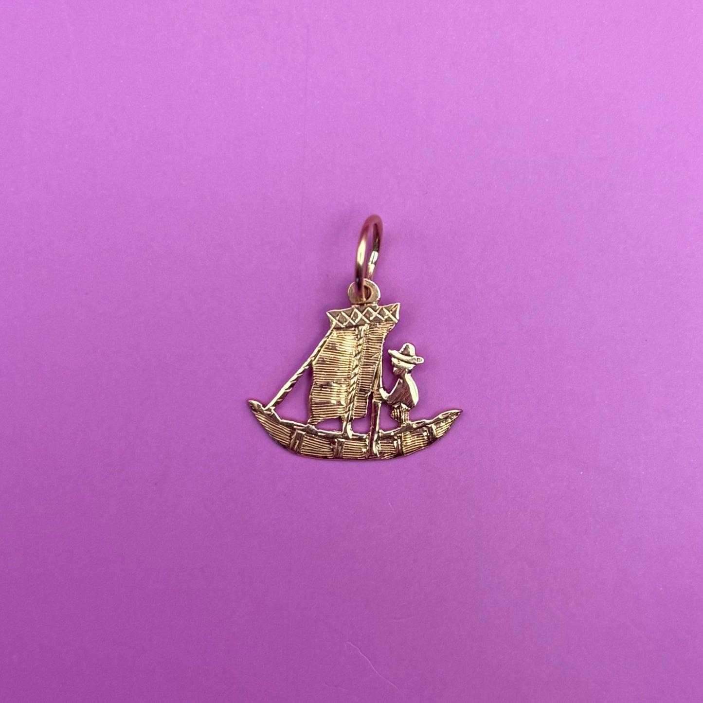 18k meso gondola man charm