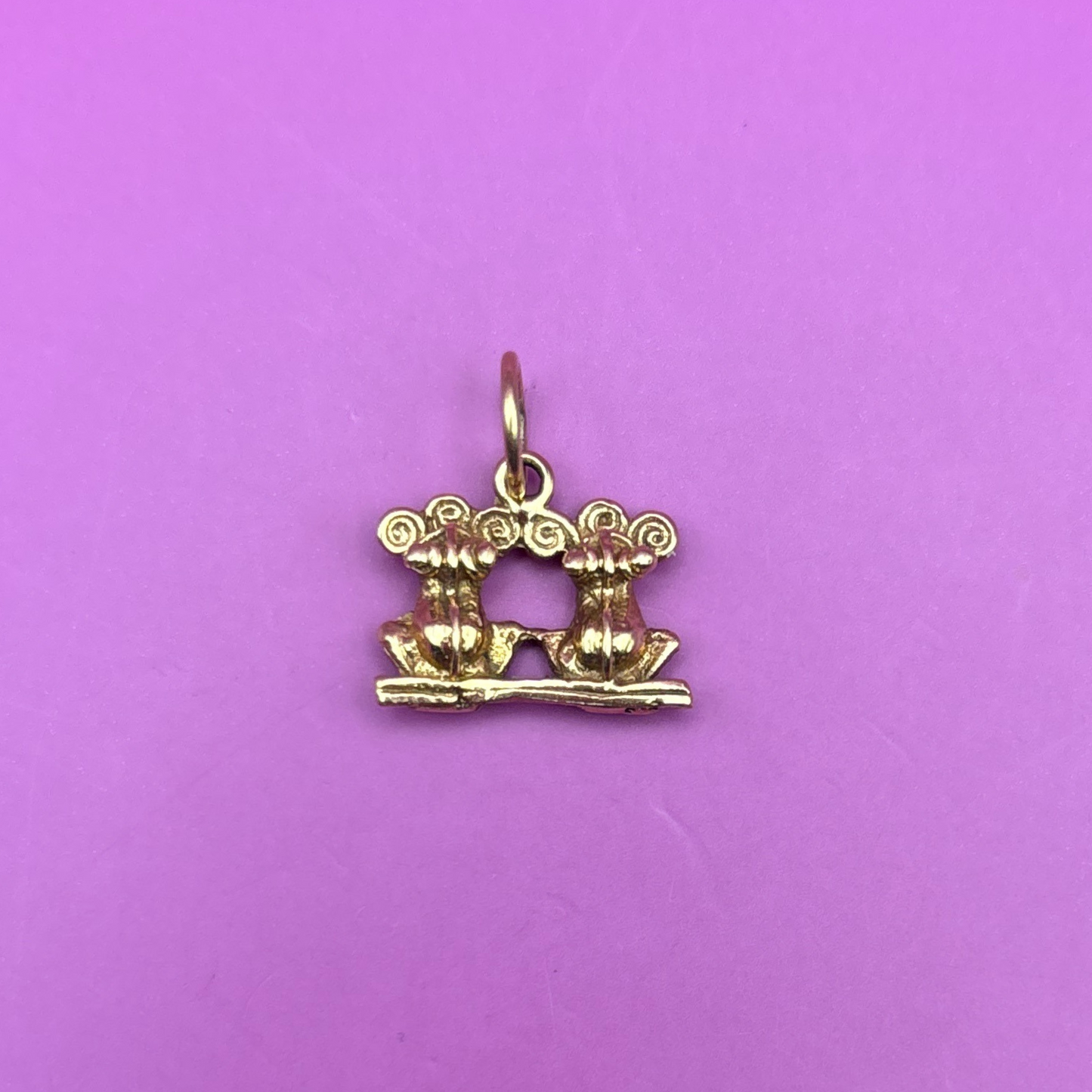 14k two frogs charm