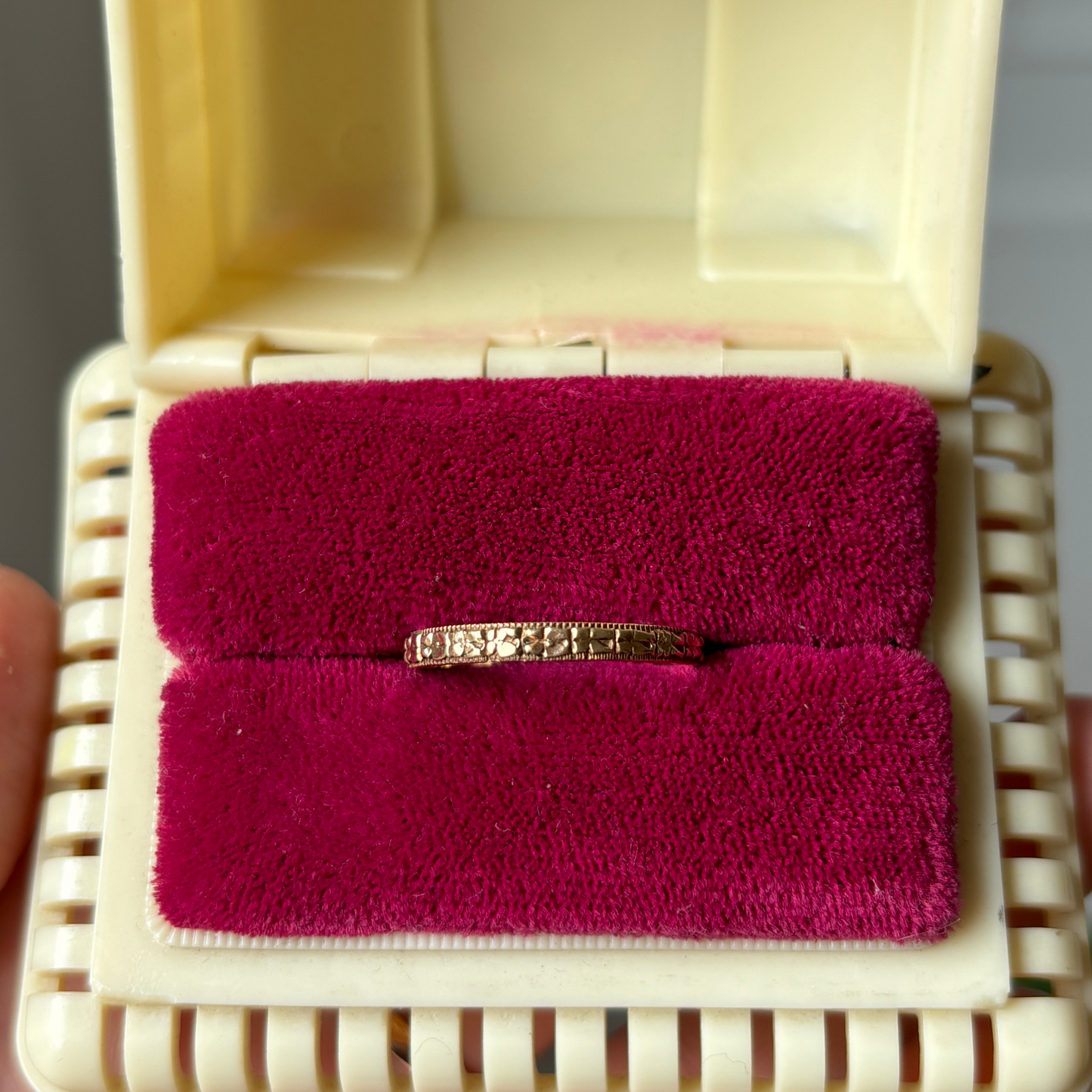 14k antique patterned infinity band