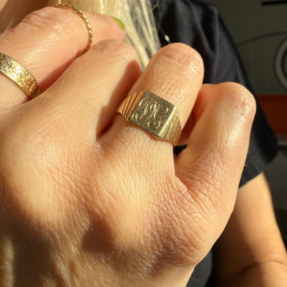 14k fluted square signet DG