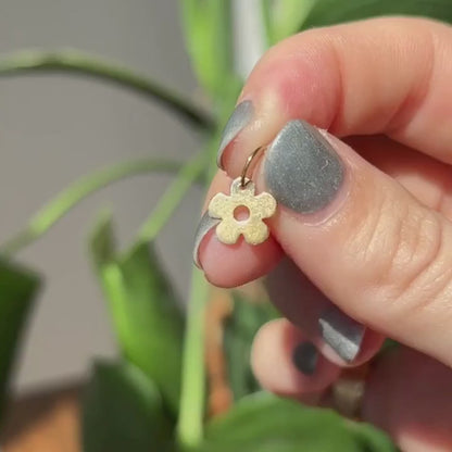 18k retro flower mini charm